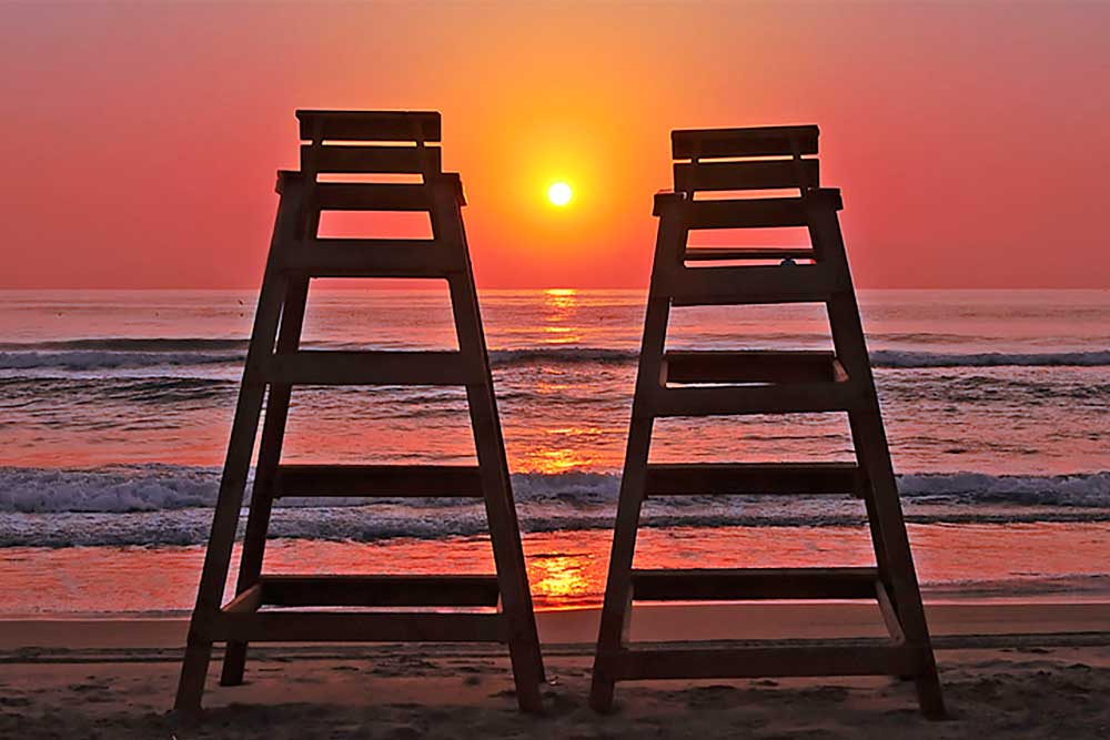 Playa Nort Gandia - Sillas de vigilantes de la playa frente al amanecer