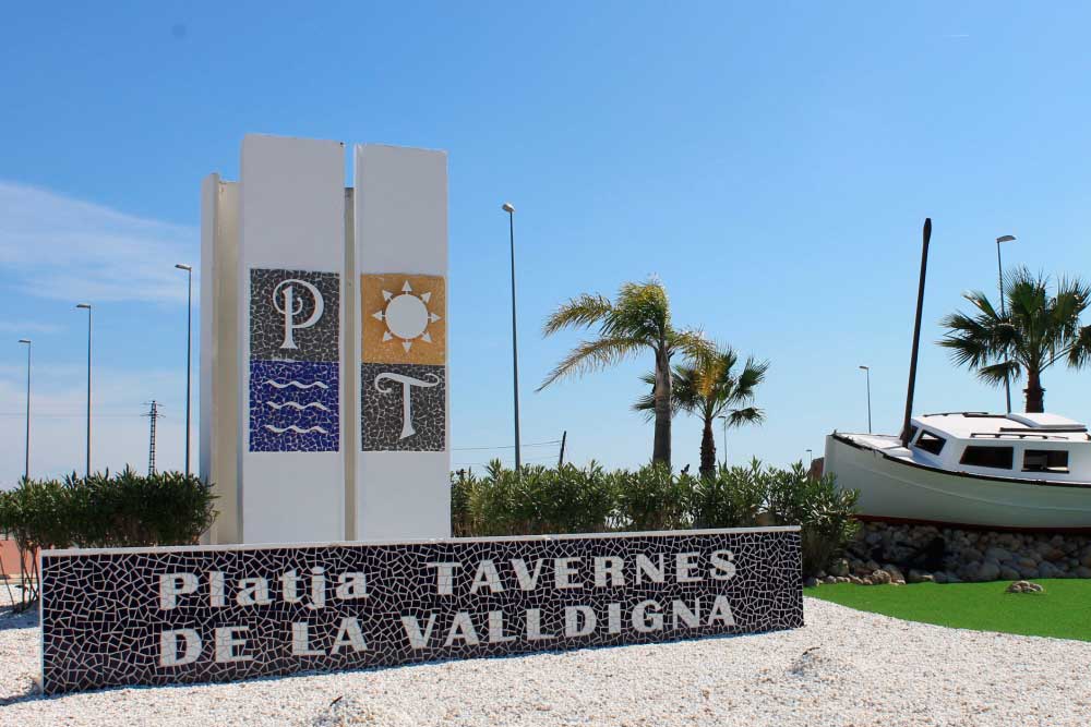 Totem de acceso a la playa de