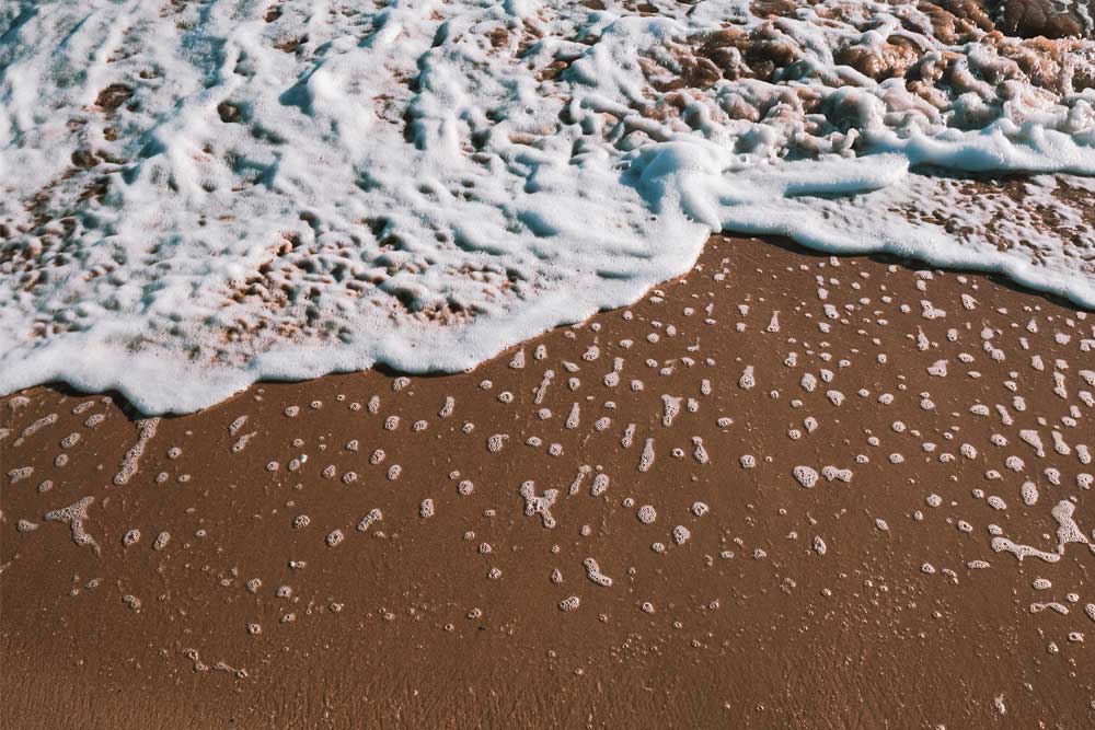 Orilla con ola de la playa de Gandía Valencia